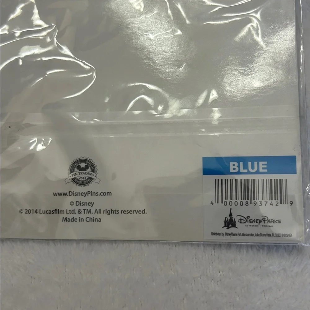 Disney Parks Collectible Star Wars Santa Jedi Yoda Pin NEW in Packaging